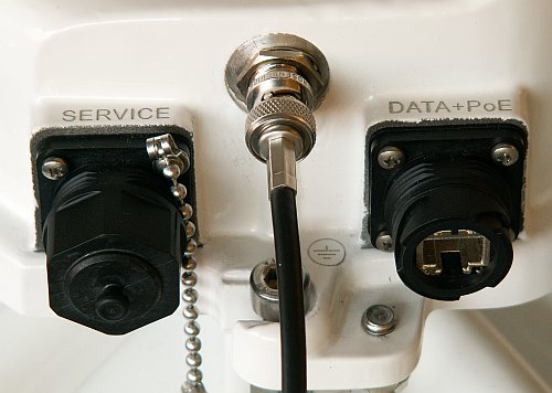 Connecting a voltmeter to the BNC connector.