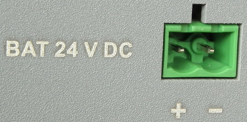 AC model, konektor pro zálohovací baterie