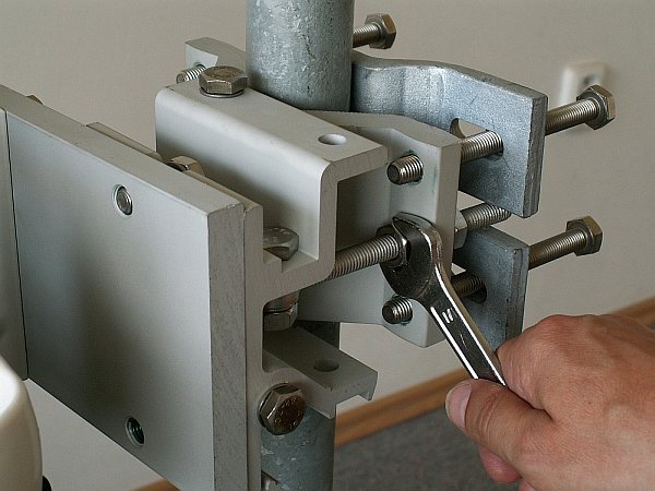 Horizontal adjustment of the antenna direction